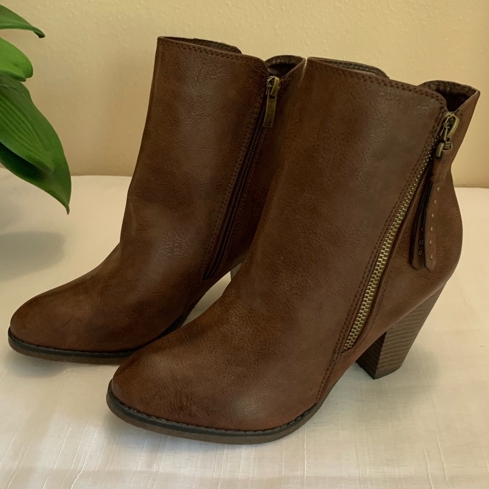 NWOT Nature Breeze Outcast-01
Distressed PU Almond Toe Ankle Boot Size 8.5